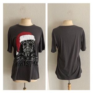 ❤️$10 Star Wars “Merry Sithmas” tee